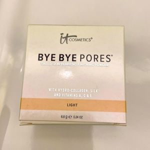 It Cosmetics Bye Bye Pores tinted skin blurring finishing powder in light